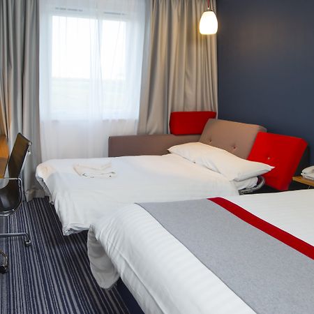Holiday Inn Express London - Epsom Downs By Ihg Extérieur photo