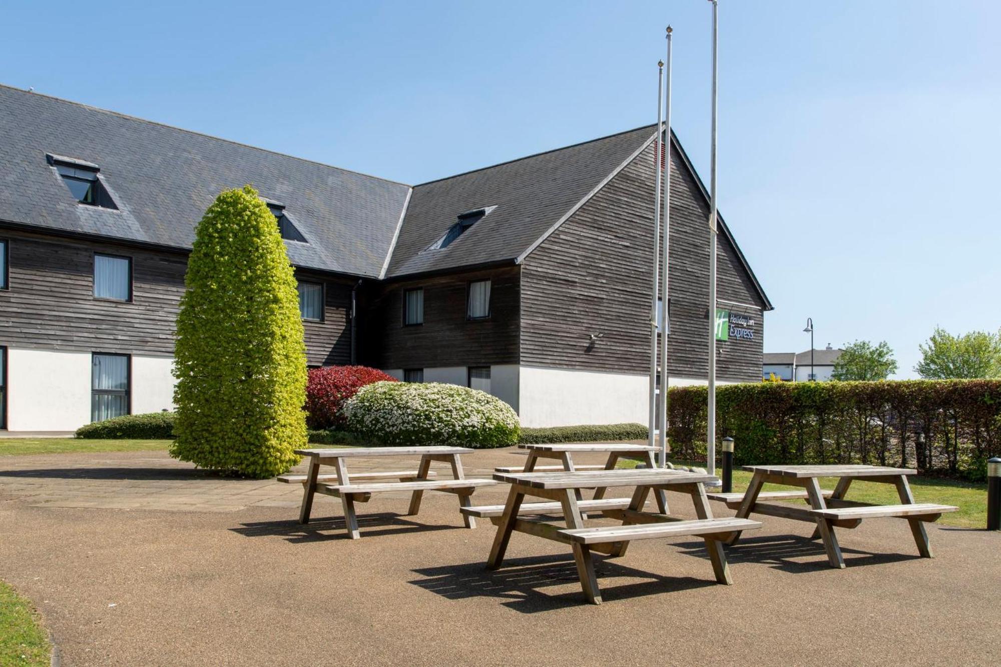 Holiday Inn Express London - Epsom Downs By Ihg Extérieur photo