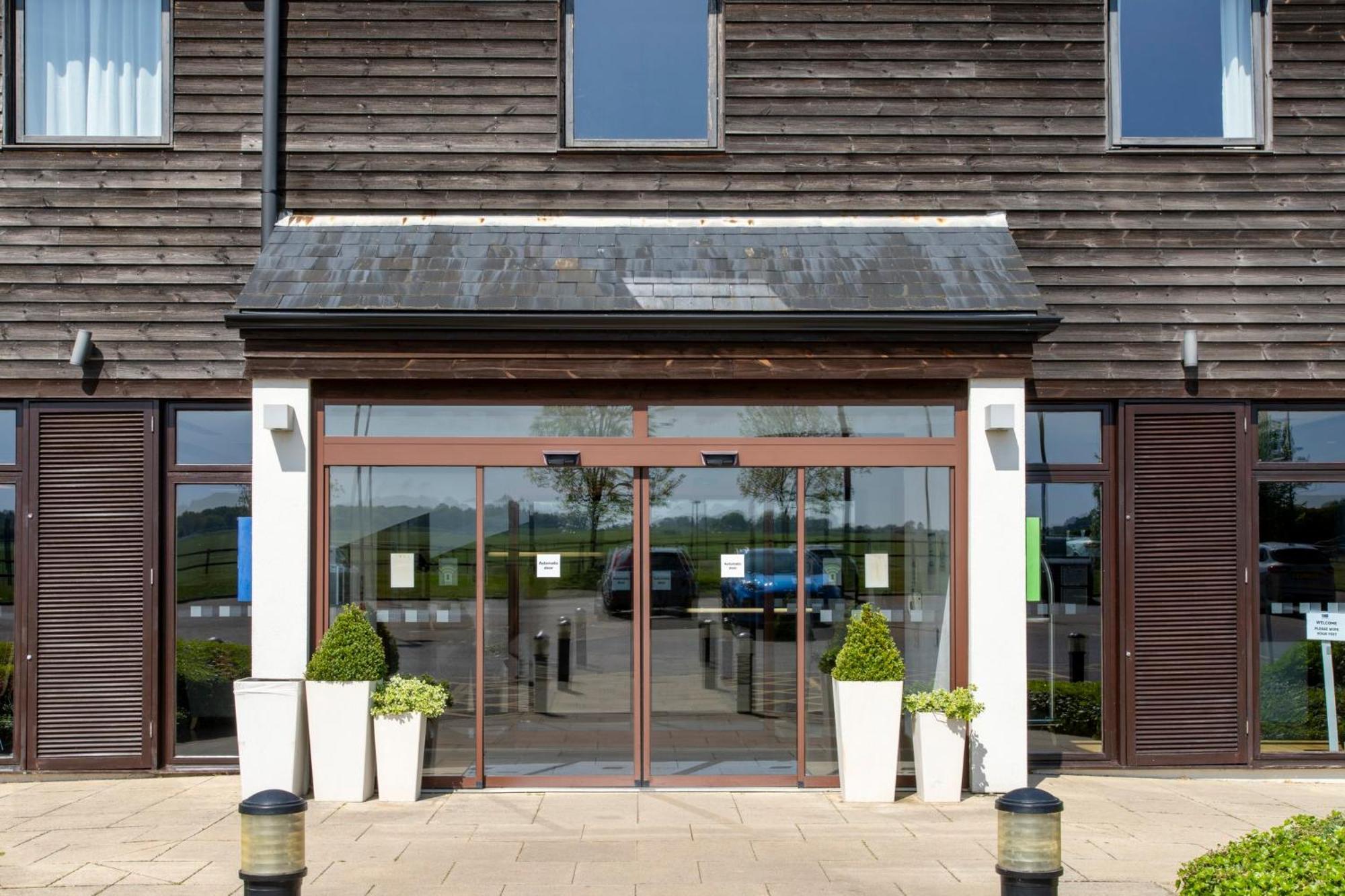 Holiday Inn Express London - Epsom Downs By Ihg Extérieur photo
