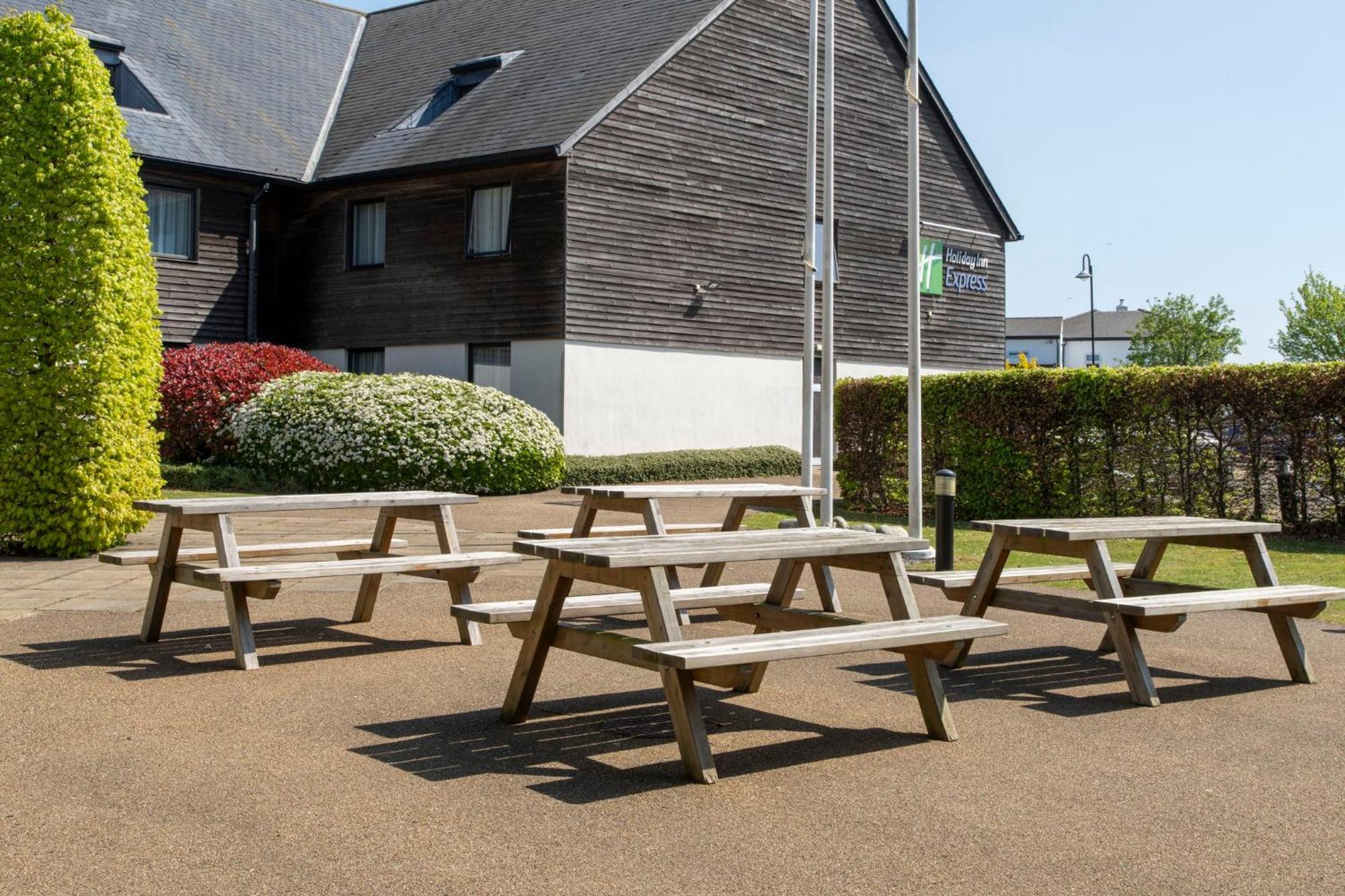 Holiday Inn Express London - Epsom Downs By Ihg Extérieur photo