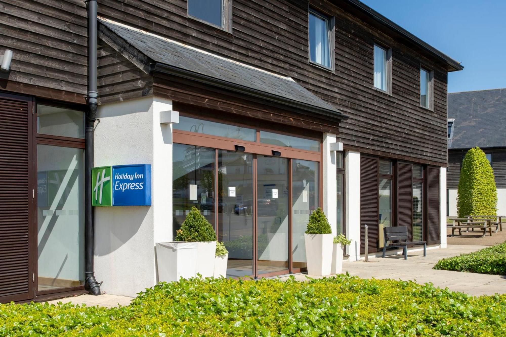 Holiday Inn Express London - Epsom Downs By Ihg Extérieur photo