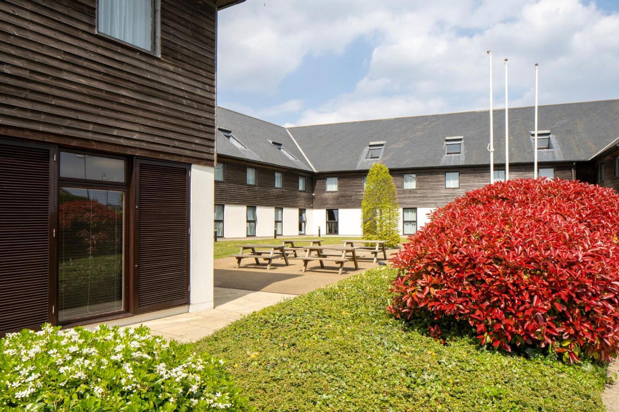 Holiday Inn Express London - Epsom Downs By Ihg Extérieur photo