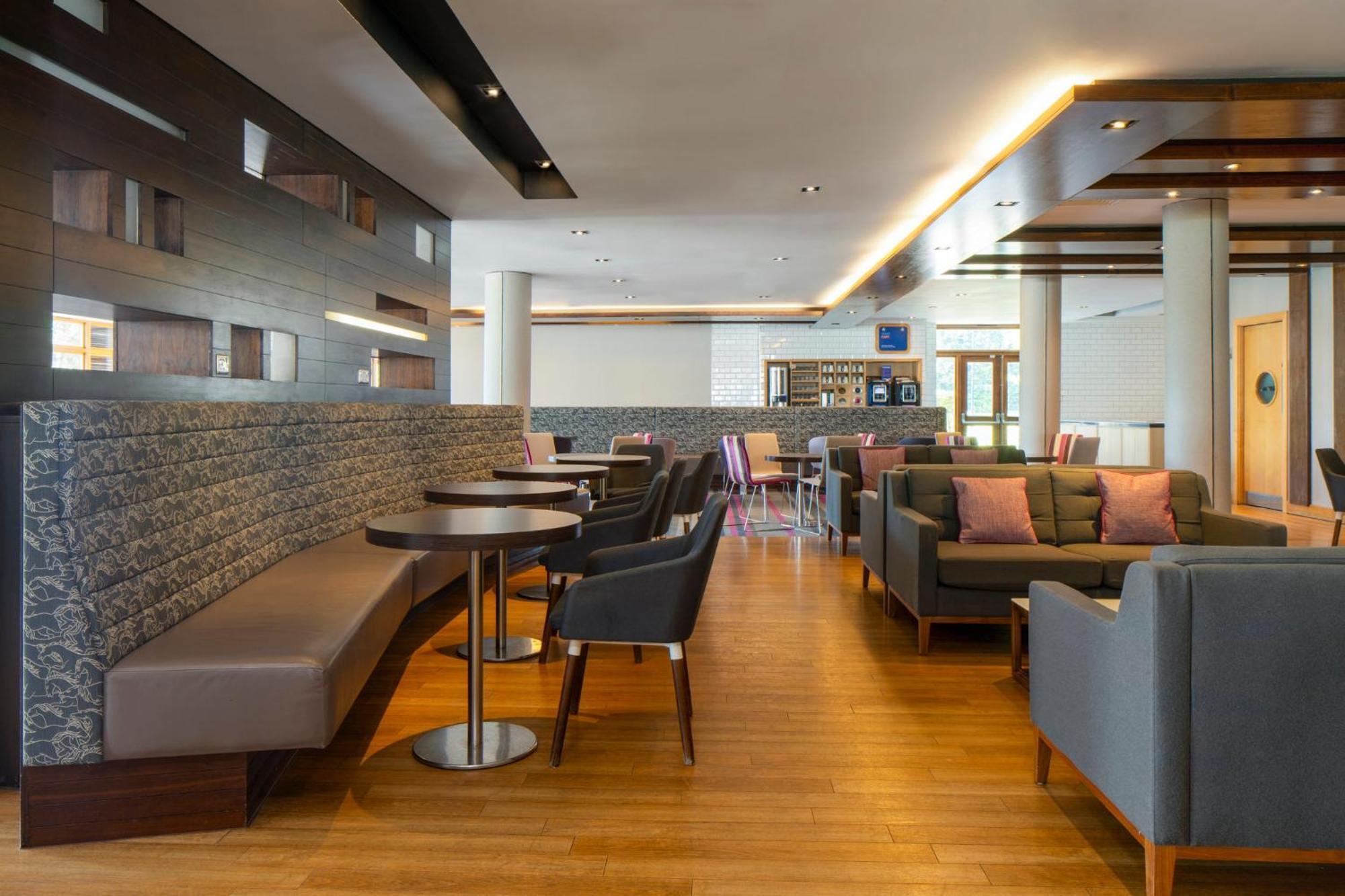 Holiday Inn Express London - Epsom Downs By Ihg Extérieur photo