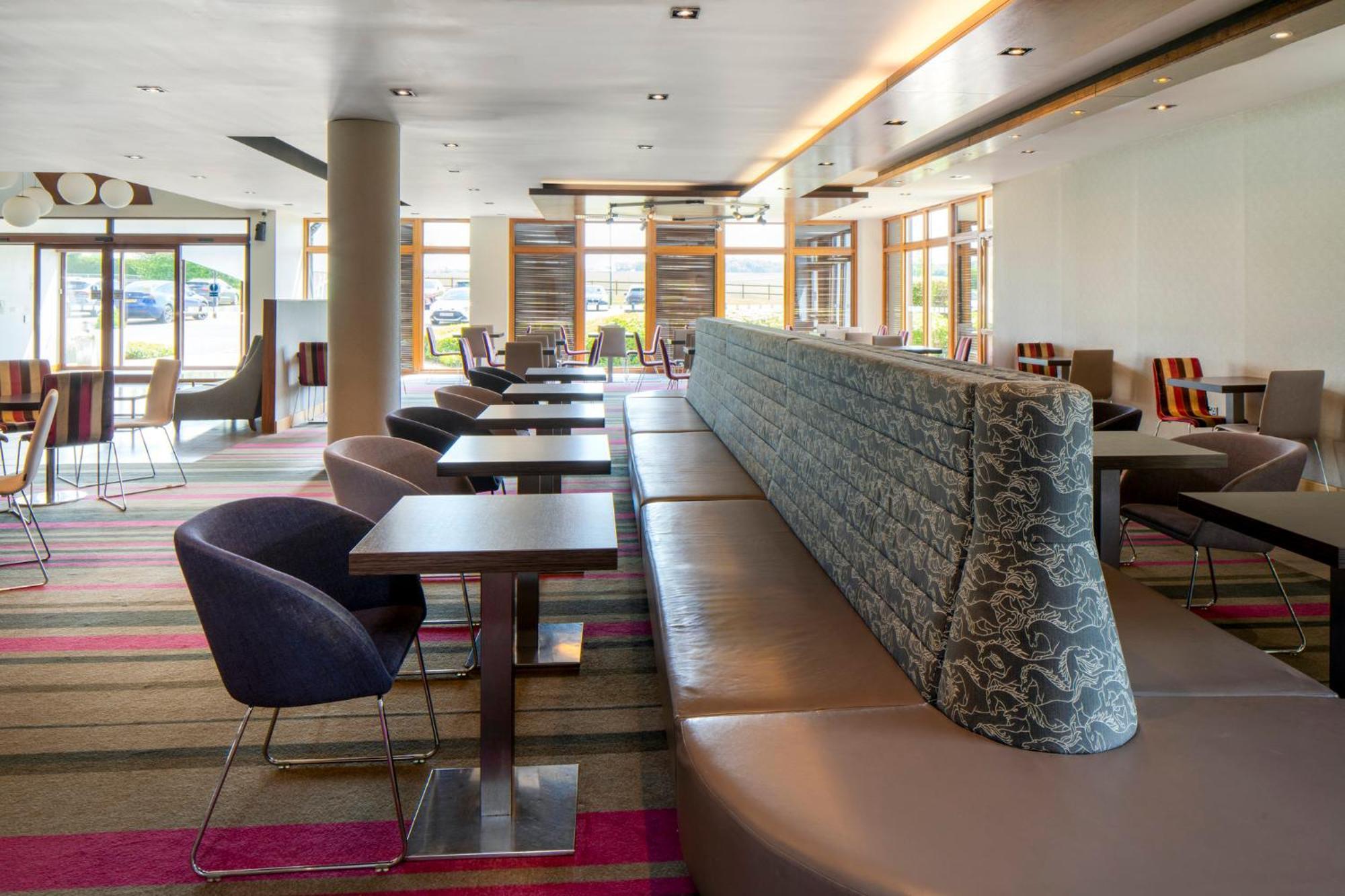 Holiday Inn Express London - Epsom Downs By Ihg Extérieur photo