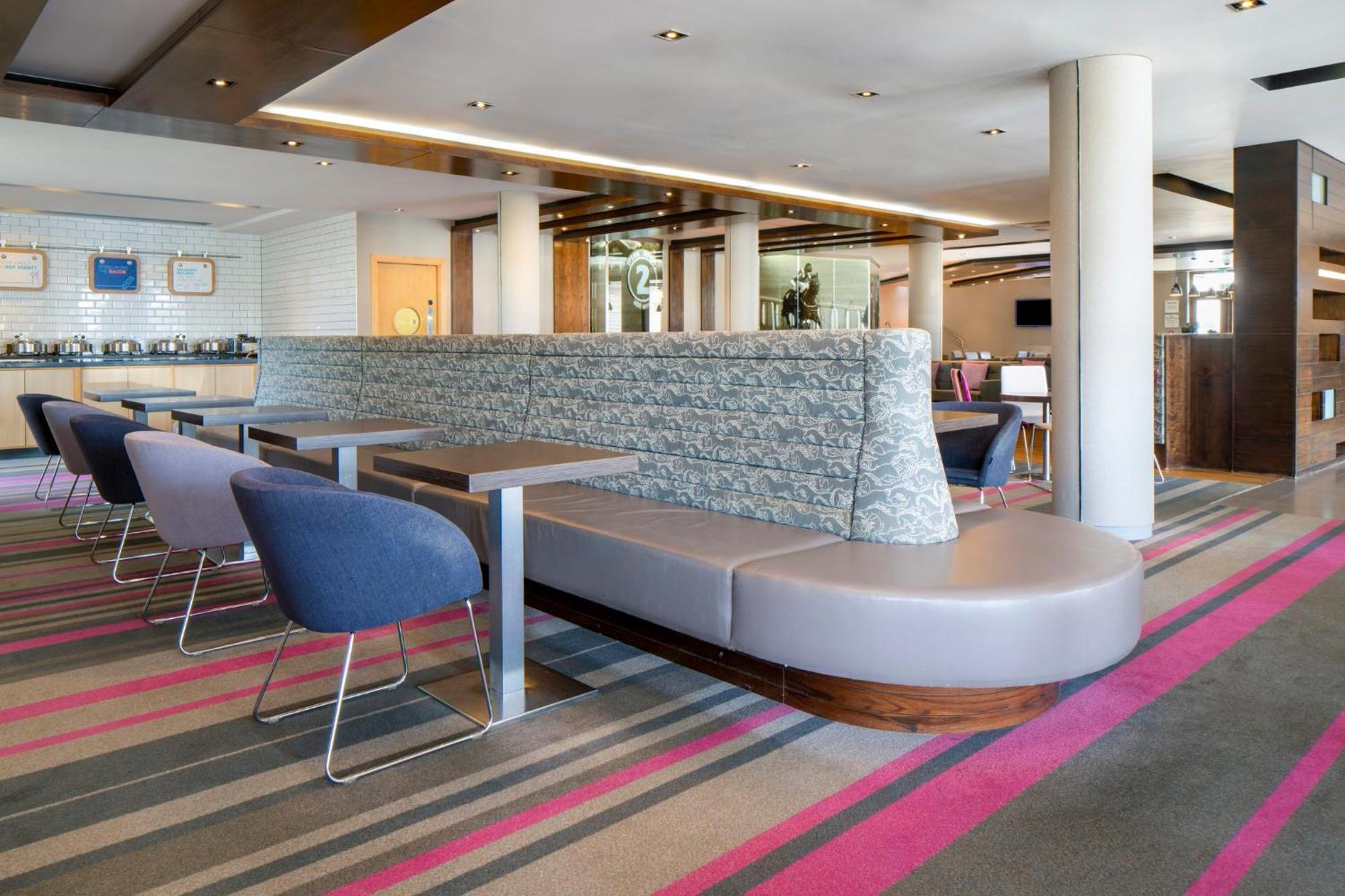 Holiday Inn Express London - Epsom Downs By Ihg Extérieur photo
