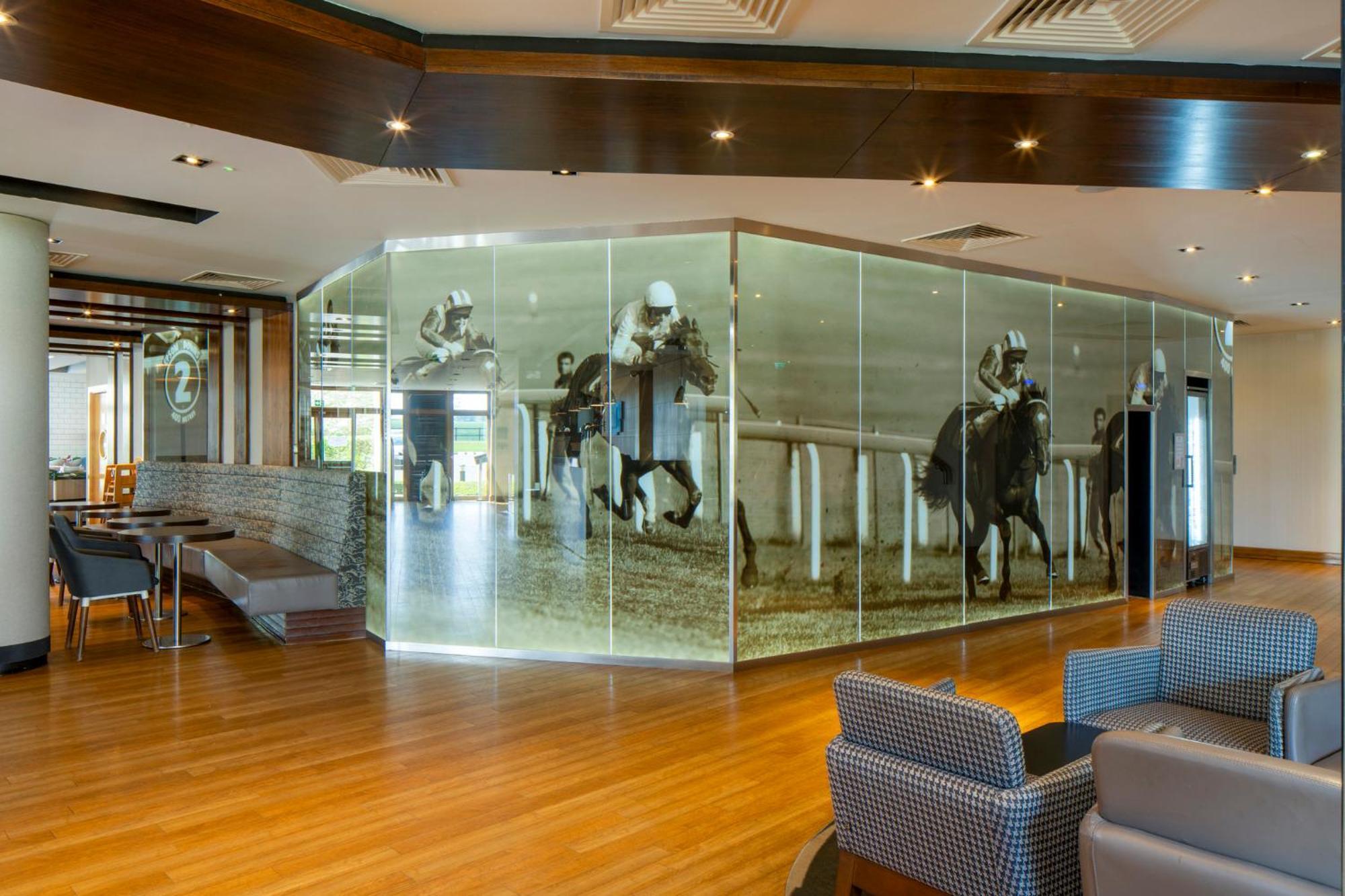 Holiday Inn Express London - Epsom Downs By Ihg Extérieur photo