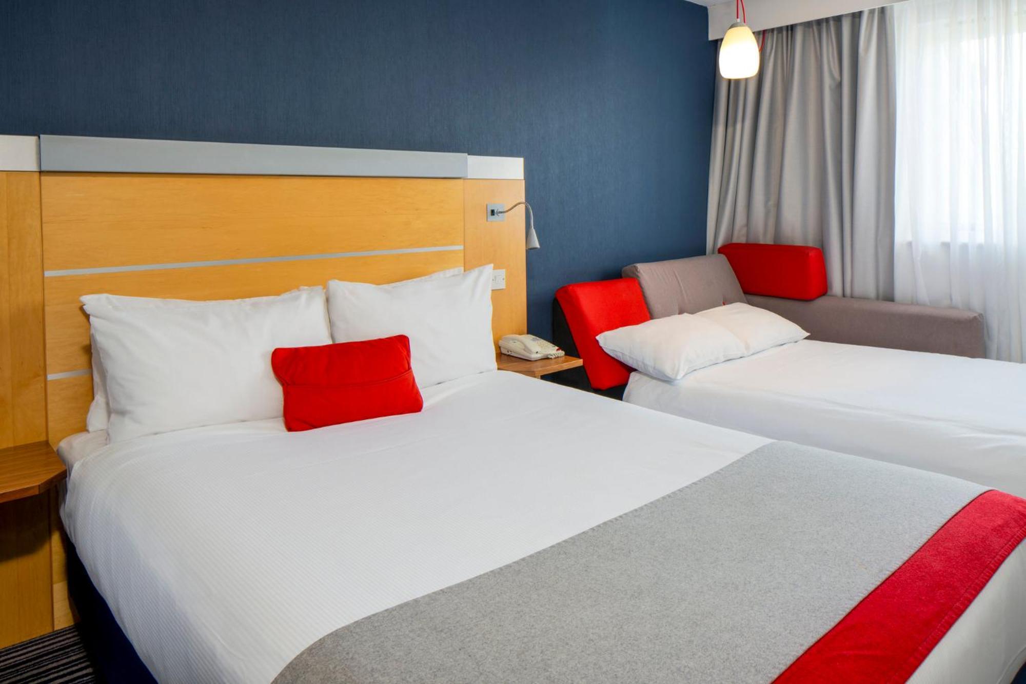 Holiday Inn Express London - Epsom Downs By Ihg Extérieur photo