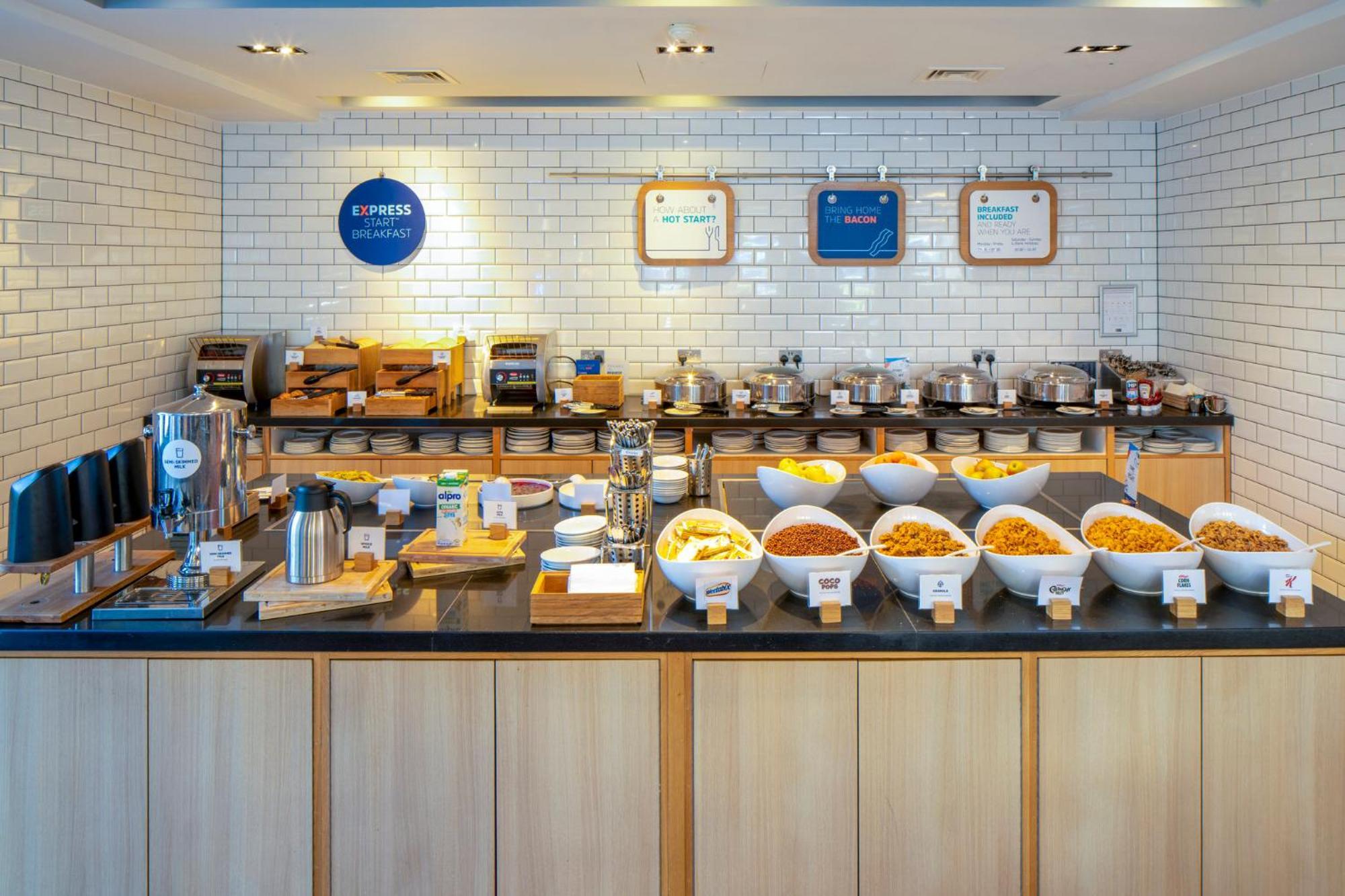 Holiday Inn Express London - Epsom Downs By Ihg Extérieur photo
