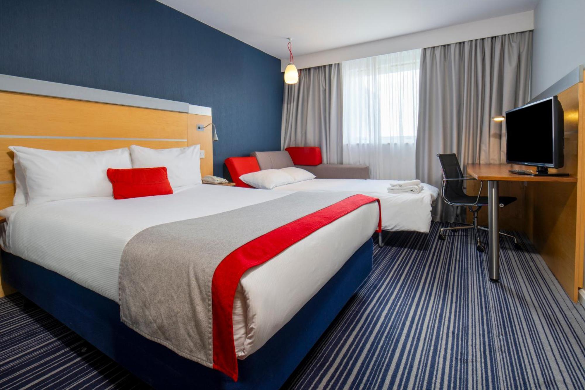 Holiday Inn Express London - Epsom Downs By Ihg Extérieur photo