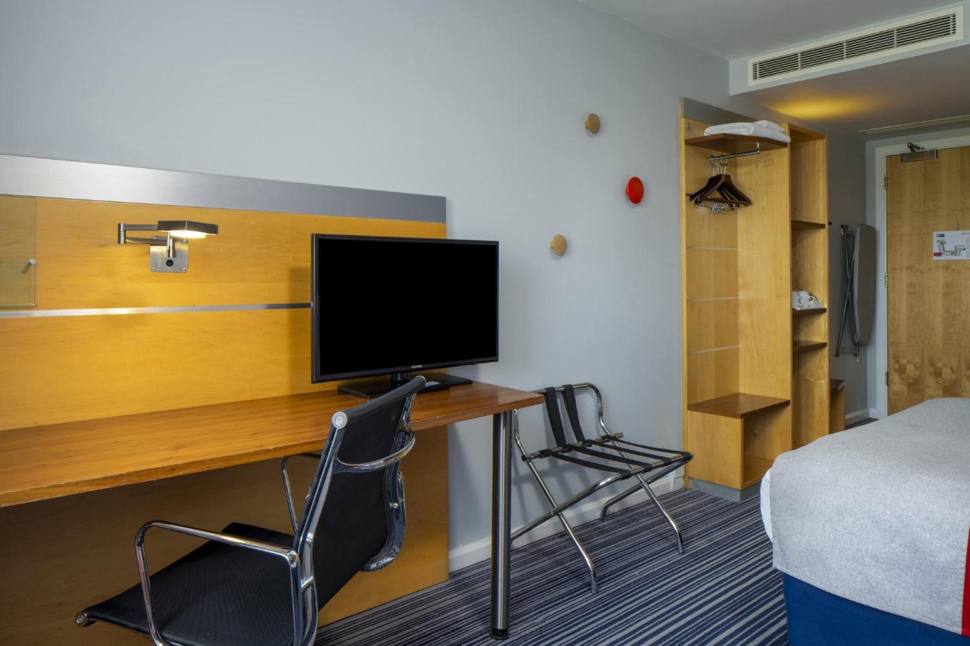 Holiday Inn Express London - Epsom Downs By Ihg Extérieur photo