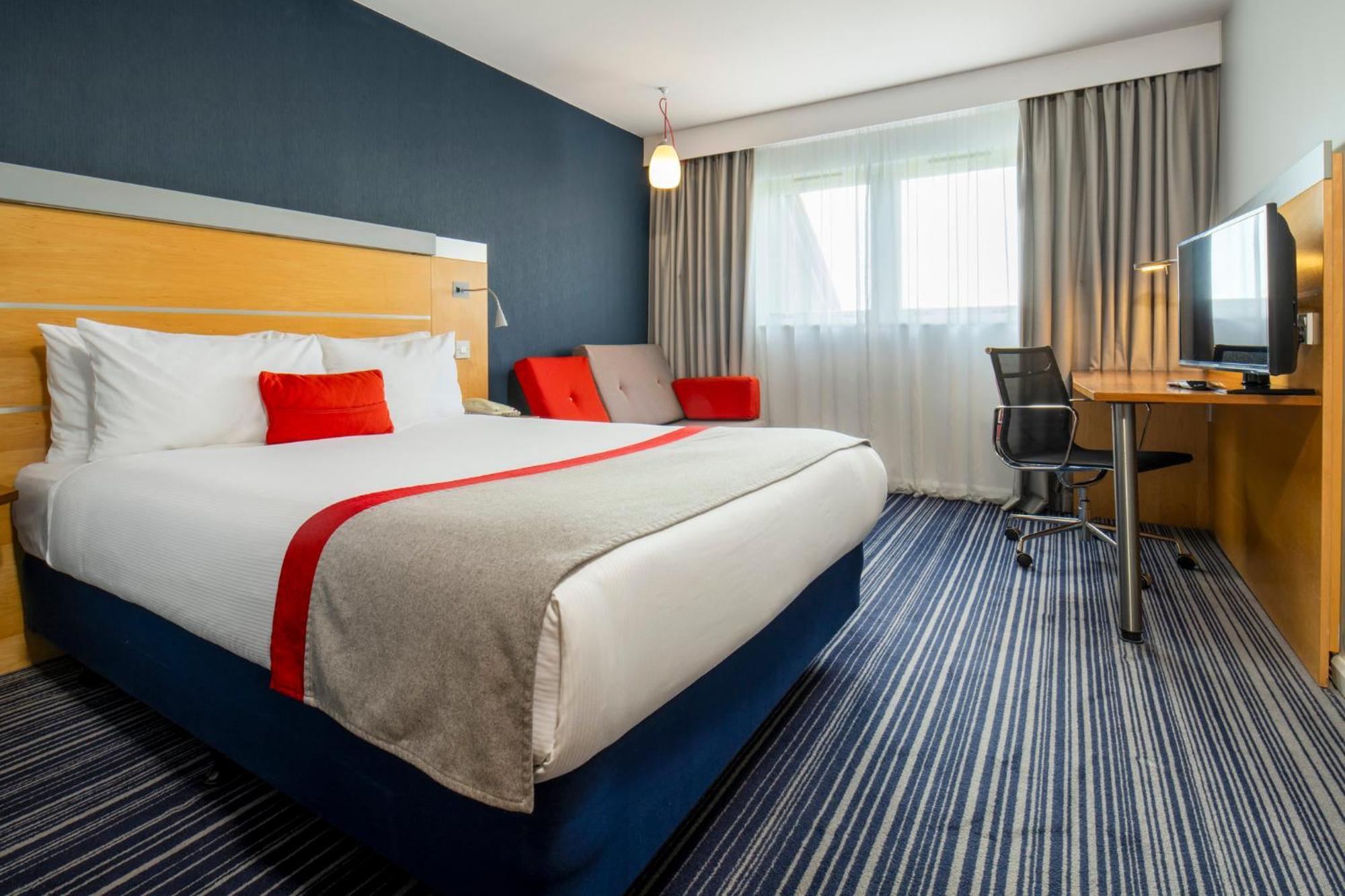 Holiday Inn Express London - Epsom Downs By Ihg Extérieur photo