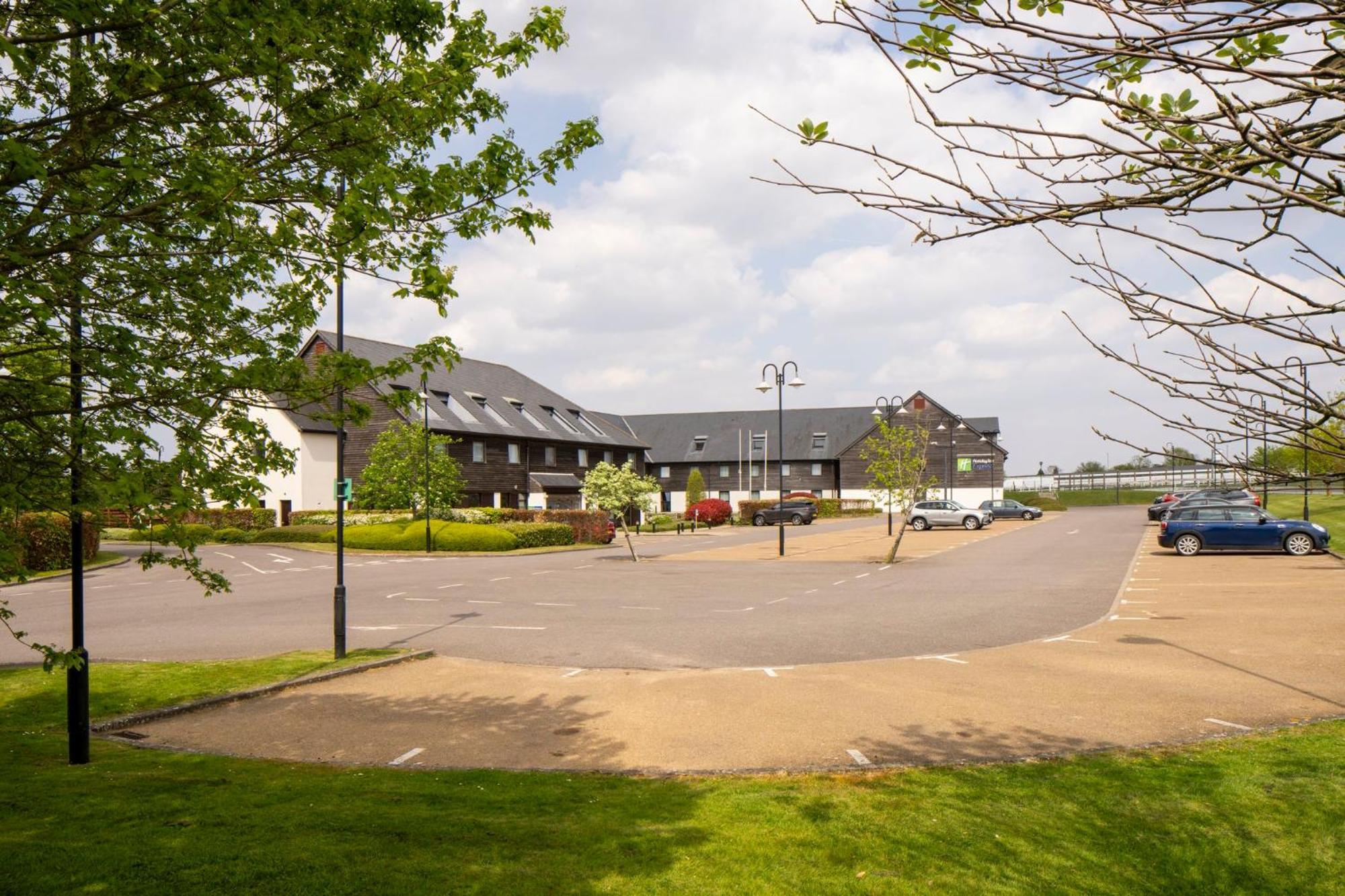 Holiday Inn Express London - Epsom Downs By Ihg Extérieur photo