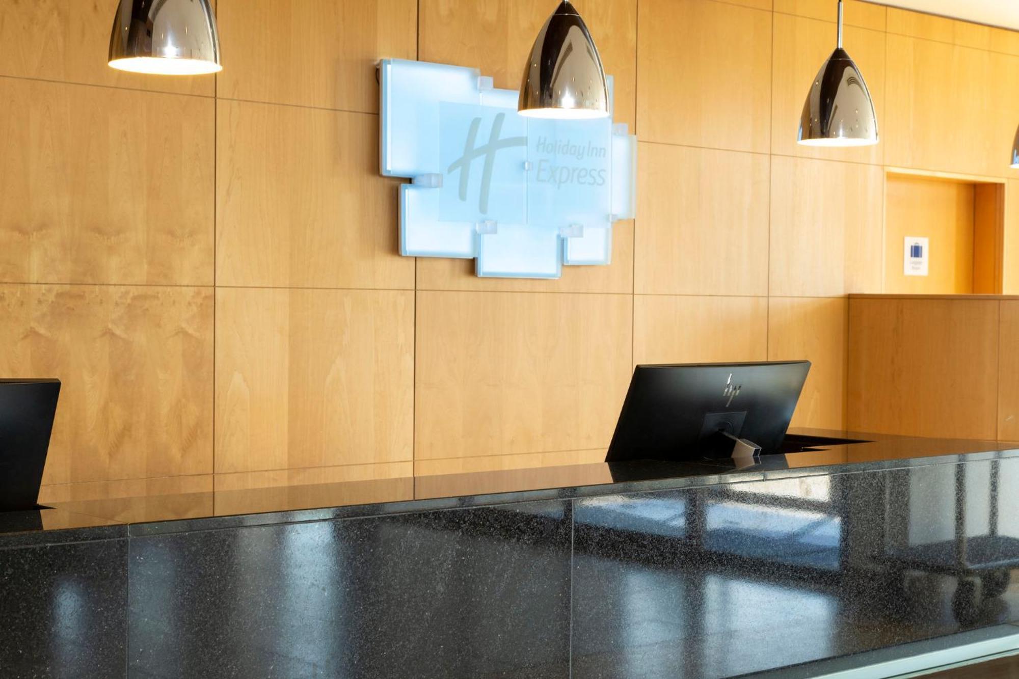 Holiday Inn Express London - Epsom Downs By Ihg Extérieur photo