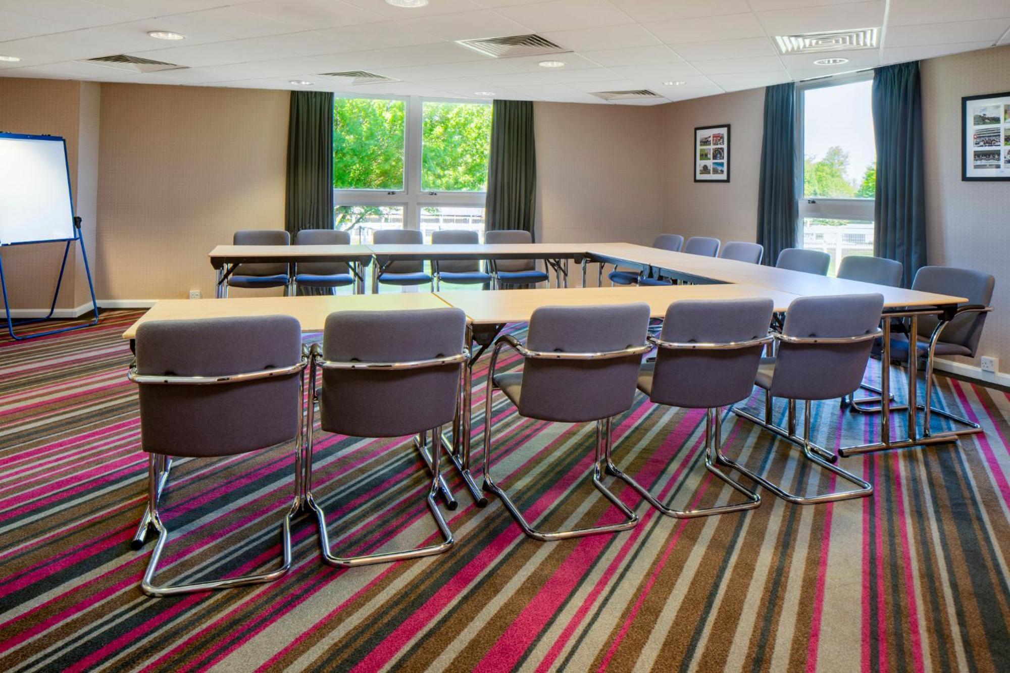 Holiday Inn Express London - Epsom Downs By Ihg Extérieur photo
