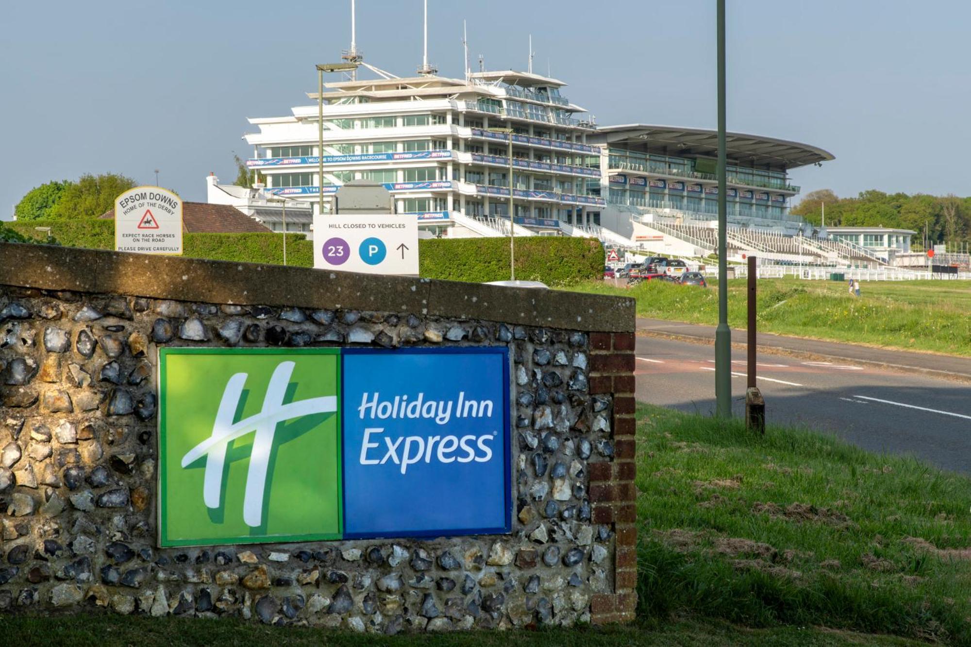 Holiday Inn Express London - Epsom Downs By Ihg Extérieur photo